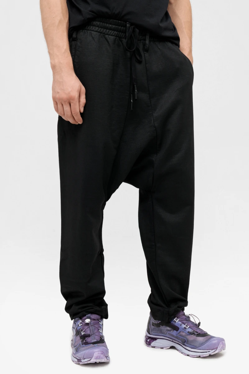 U itoatkorlik bilan dumbalarini yoydi