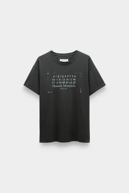 MAISON MARGIELA｜ (S51GC0534 S24575 969) STAMP LOGO TEE - BLACK – lapstoneandhammer.com