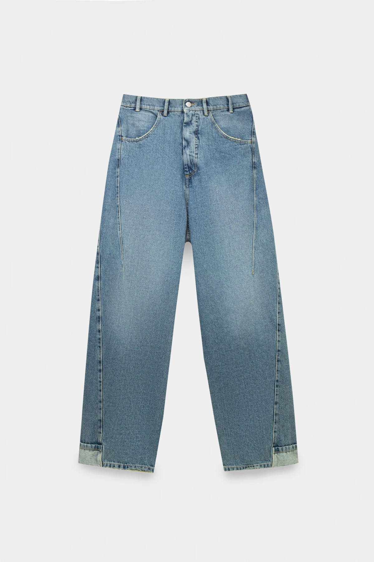 Ayol erkakning dugonasini sikishini xohlardi. Poklik kamaridagi erlar